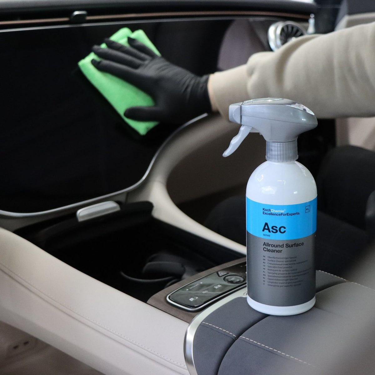 Koch-Chemie Allround Surface Cleaner tijdens het reinigen van een auto-interieur
