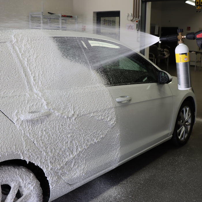 Koch-Chemie Gentle Snow Foam tijdens het foamen van een auto