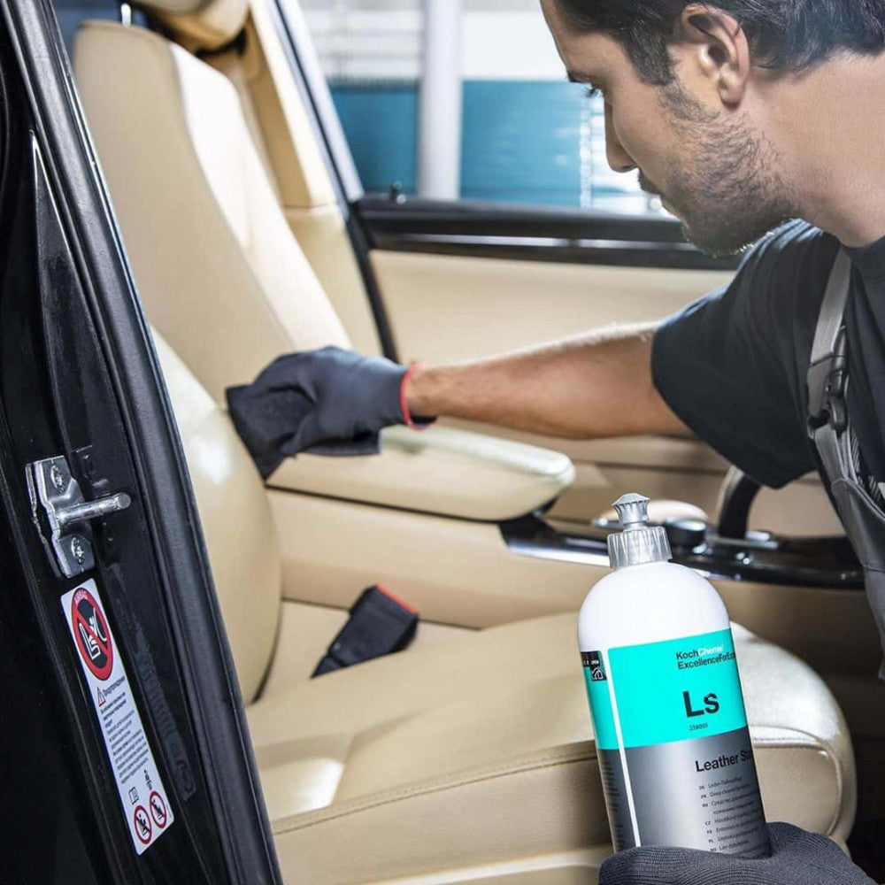 Koch-Chemie Leather Star tijdens het verzorgen van een lederen autostoel