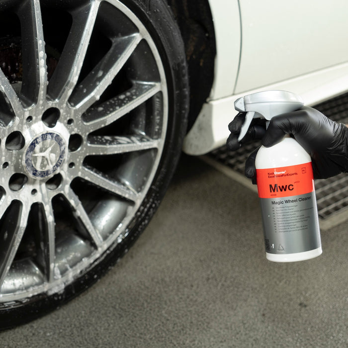 Koch-Chemie Magic Wheel Cleaner tijdens het reinigen van een velg