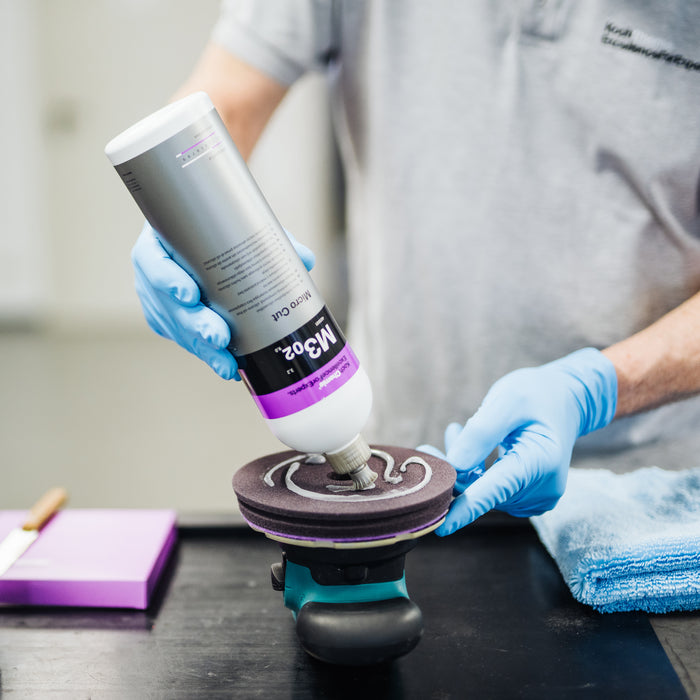 Koch-Chemie Micro Cut M3.02 tijdens het aanbrengen op een polijstpad