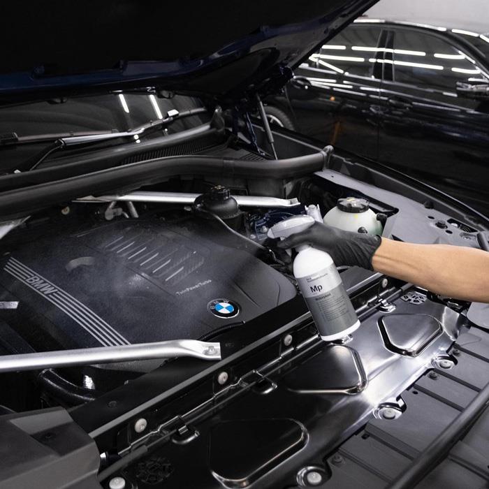 Koch-Chemie Motorplast tijdens het behandelen van een motorruimte