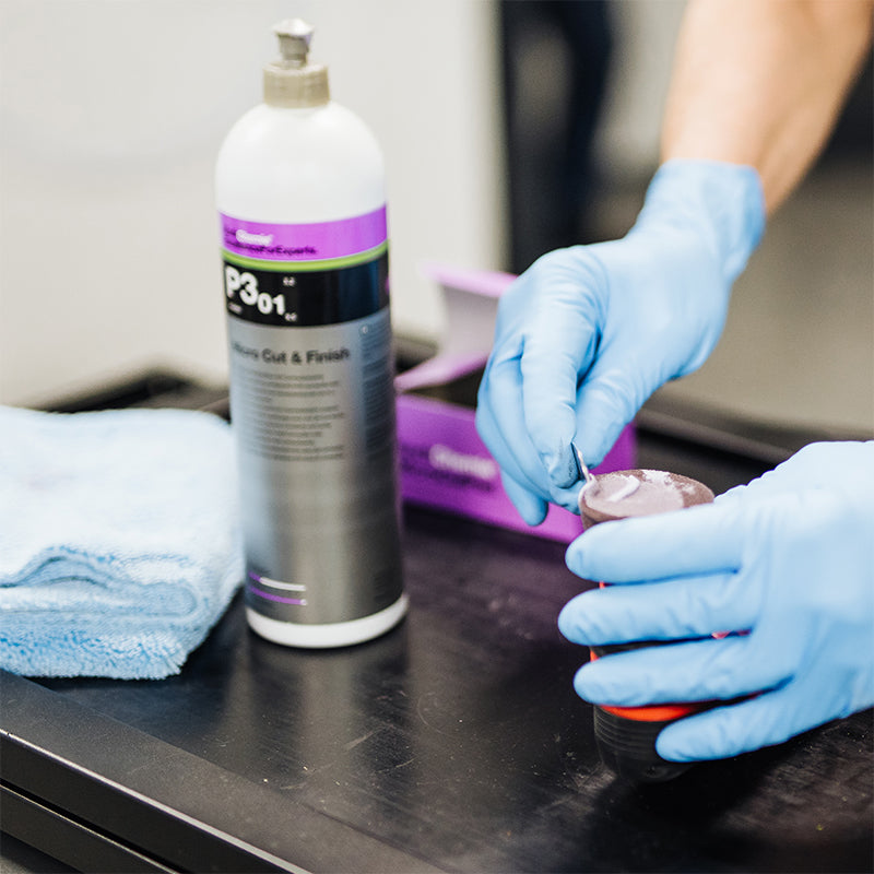 Koch-Chemie Micro Cut & Finish P3.01 tijdens het aanbrengen op een polijstpad