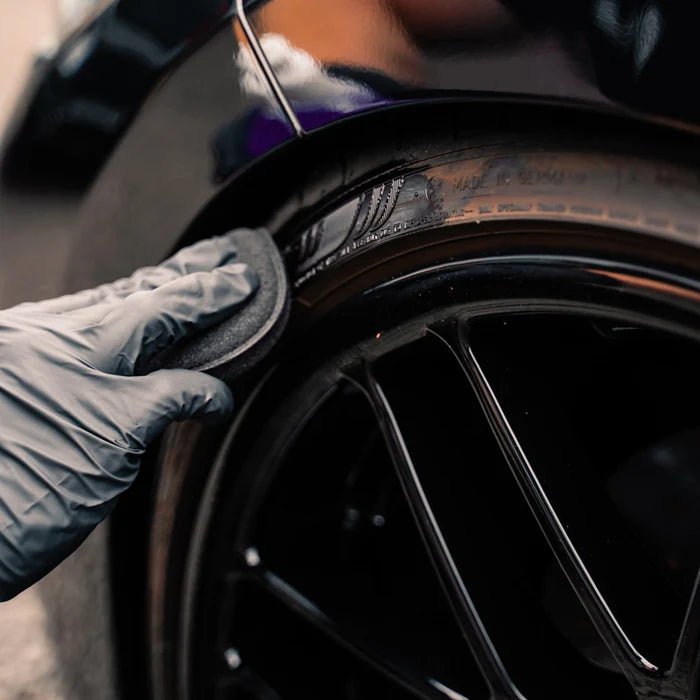 Autoband met donkere finish na gebruik van Liquid Elements Recover