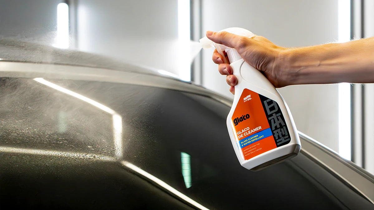 Soft99 Glaco De Cleaner actiebeeld op autoruit