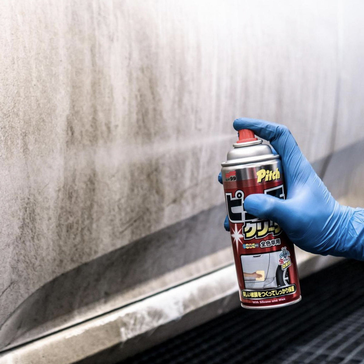 Soft99 New Pitch Cleaner actiebeeld op autolak