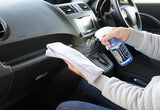 Soft99 Roompia Wash Mist Plus actiebeeld in auto-interieur