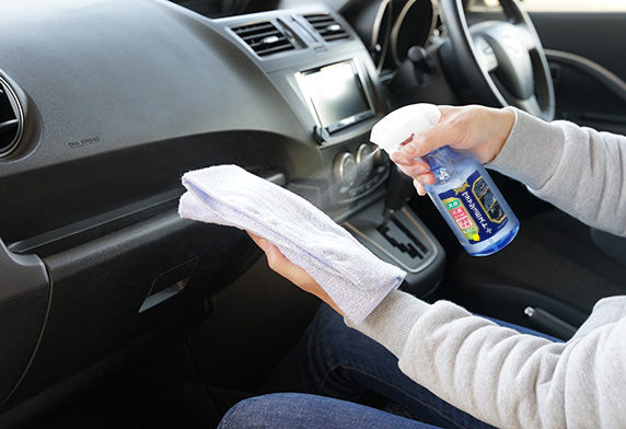 Soft99 Roompia Wash Mist Plus actiebeeld in auto-interieur