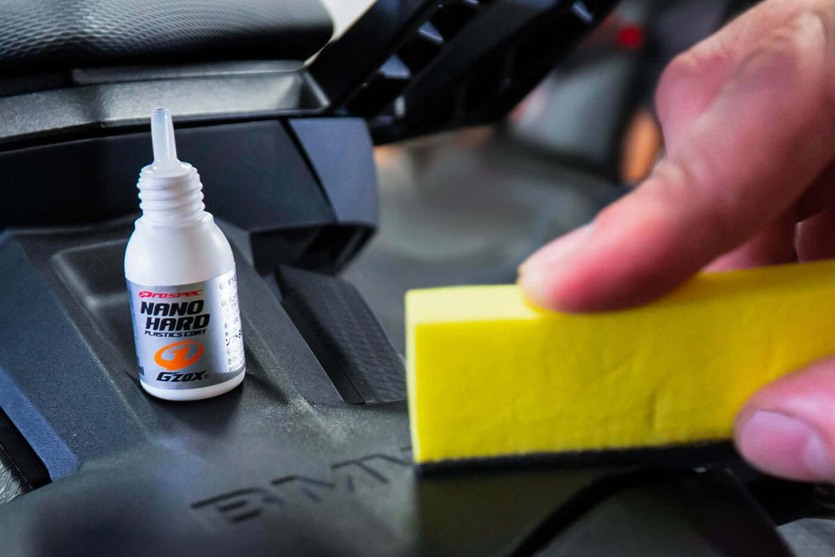 Soft99 G'zox Nano Hard Plastic actiebeeld op kunststof