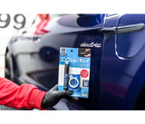 Soft99 Emblem Remover Kit actiebeeld voor badge verwijderen