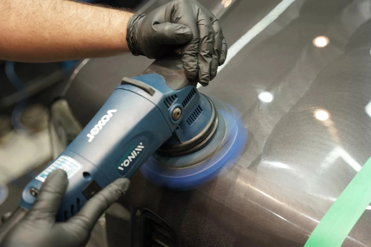 Finishpolijsten mit Vonixx V30 für het verfijnen von autolak