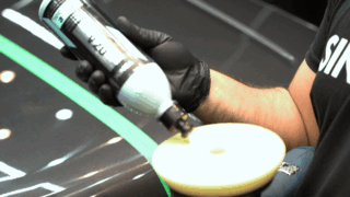 Demonstratie von Vonixx V20 medium-cut Polierpaste auf autolak
