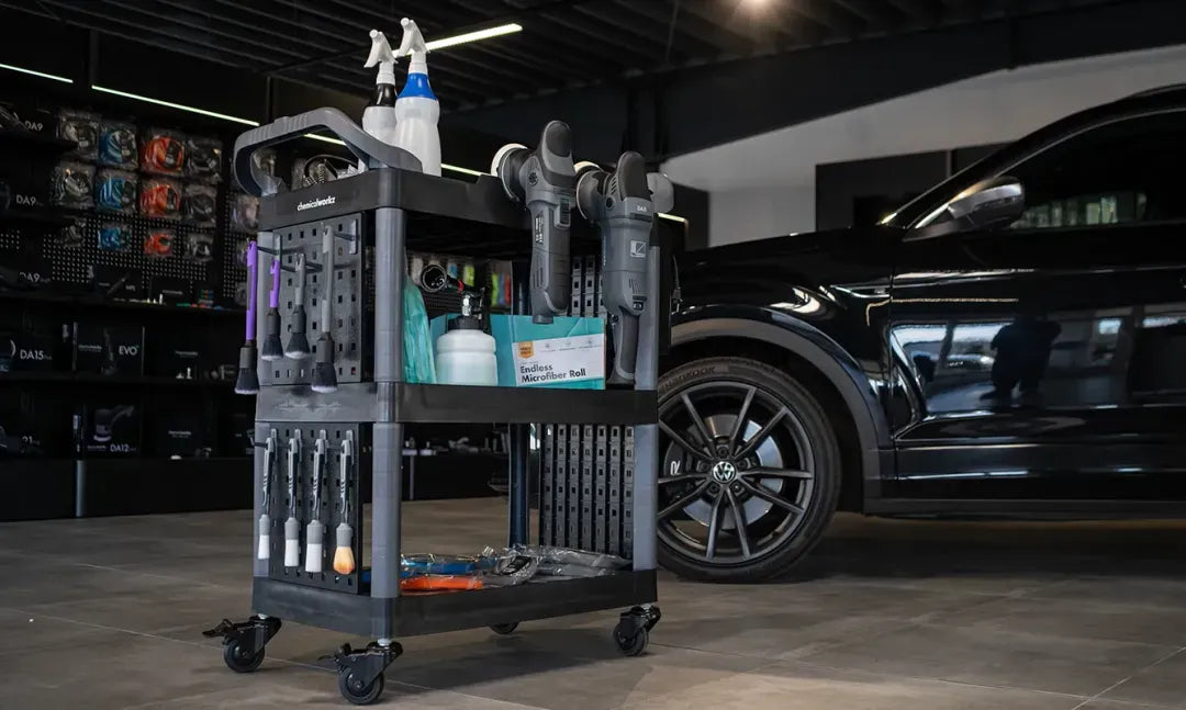 ChemicalWorkz-Detailingwagen mit Bürsten, Flaschen und Zubehör